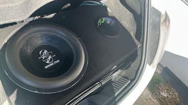 sub ground  zero da 30 con amplificatore f2