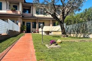 Ronco all'Adige: villetta a schiera con giardino
