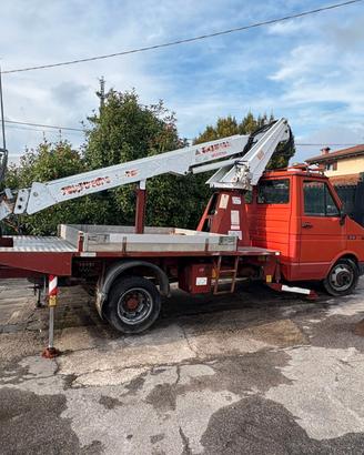 M144 - IVECO DAILY CON PIATTAFORMA CESTA AEREA
