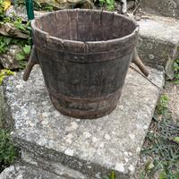 Antico secchio in legno