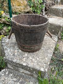 Antico secchio in legno