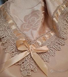 Tovaglia damascata con pizzo Macramè 150x246

