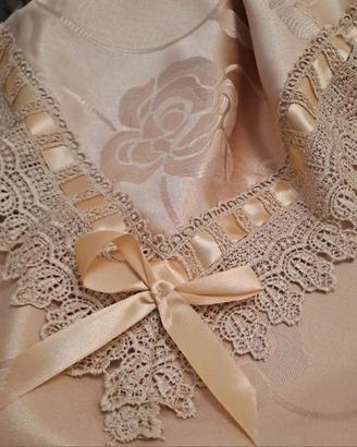 Tovaglia damascata con pizzo Macramè 150x246

