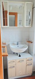 Mobile bagno completo con specchiera.