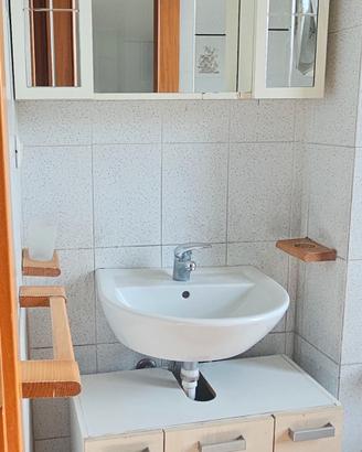 Mobile bagno completo con specchiera.