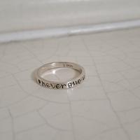 anello in argento con scritta