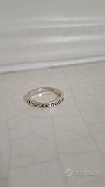 anello in argento con scritta