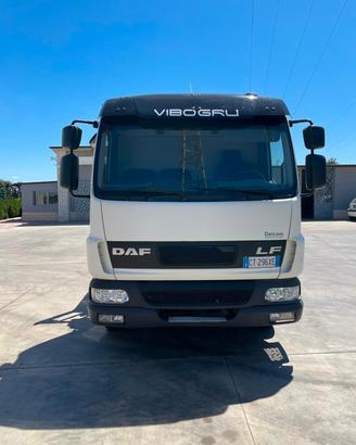 CAMION DAF LF 45.180 CON RAMPE IDRAULICHE E GRU PA