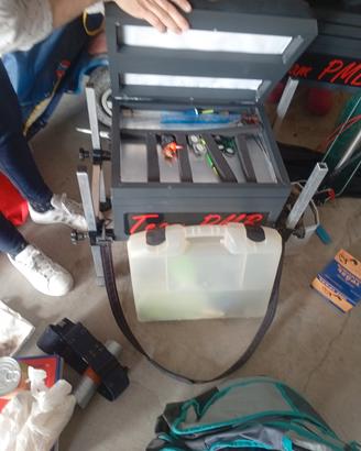 Sgabello pesca con carrello e attrezzature pesca