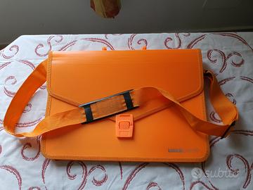 Cartellina portadocumenti con tracolla arancio