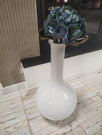 Vaso in vetro  bianco a collo lungo