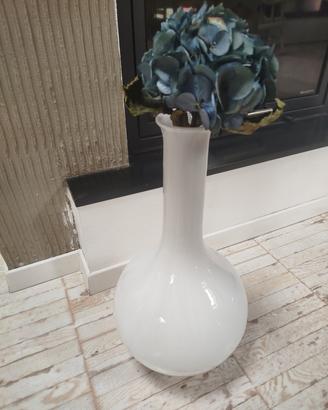 Vaso in vetro  bianco a collo lungo
