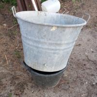 Antico secchio in alluminio