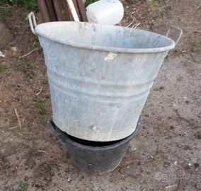 Antico secchio in alluminio