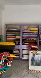 Scaffalatura in legno e vetrine in vetro negozio