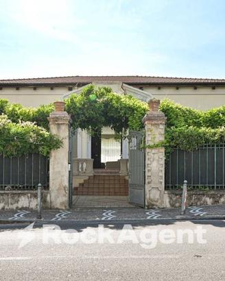 PALAZZO D'EPOCA CON APPARTAMENTI E LOCALI COMMERCI