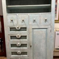 Mobile in legno stile shabby chic.
