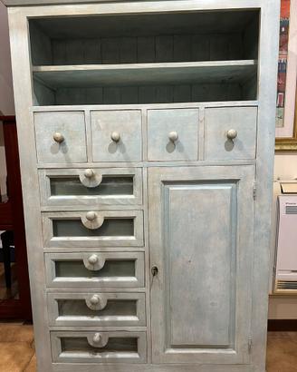 Mobile in legno stile shabby chic.