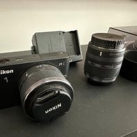 Fotocamera mirrorless Nikon J1 con 2 obiettivi