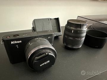 Fotocamera mirrorless Nikon J1 con 2 obiettivi