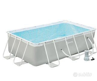 Piscina con pompa di filtraggio