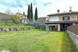 Rustico / Casale di 103 m² con 4 locali a Spoleto