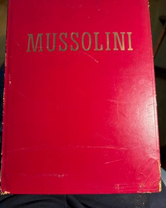 Volume storico sulla vita di Mussolini
