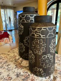 Coppia di vasi etnici decorati a mano in legno.