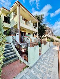 Villetta a schiera panoramica con cortile e box