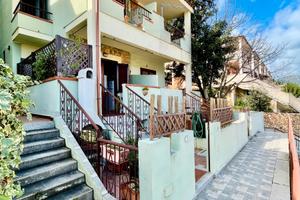 Villetta a schiera panoramica con cortile e box