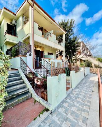 Villetta a schiera panoramica con cortile e box