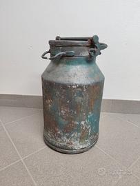 Antico contenitore per prodotti chimici.