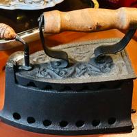 Ferro da stiro in ghisa, caldaia a carbone