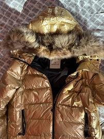 Moncler Suyen Fur – Piumino lungo oro metallizzato