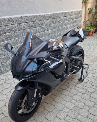 YAMAHA R1 
