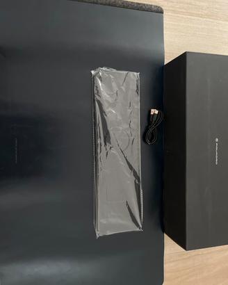 Sottomano in pelle con base di ricarica piqadro