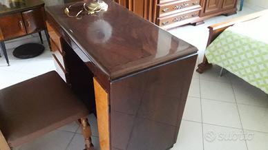 macchina da cucire Singer con scrivania e cassetti