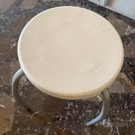 Sgabello con pidi in alluminio e base in plastica