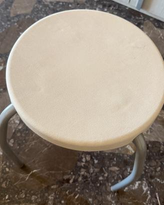Sgabello con pidi in alluminio e base in plastica