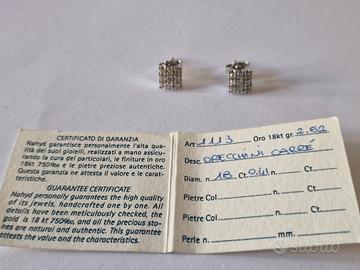 Orecchini a lobo in oro bianco e diamanti