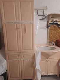 Mobile bagno con lavandino, specchio e armadio