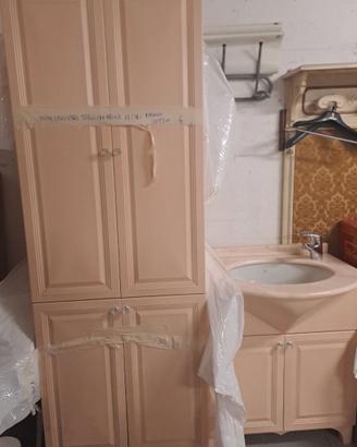 Mobile bagno con lavandino, specchio e armadio