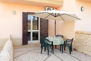 Piano terra a 50 mt dal mare di Montalbano