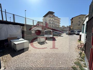 Locale adibito a carrozzeria con doppia entrata co