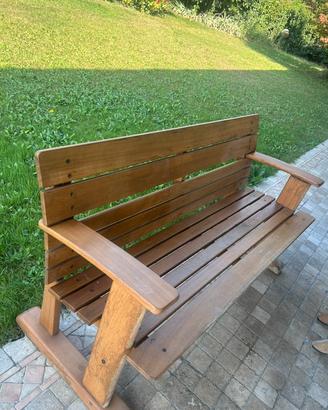 Panchina da giardino in legno con braccioli