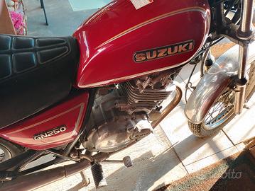 motocicletta Suzuki gn250