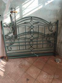 Letto matrimoniale in ferro battuto.