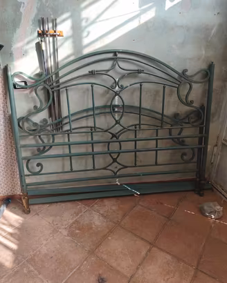 Letto matrimoniale in ferro battuto.