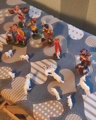 Sei statuine presepe e 10 pecorelle 