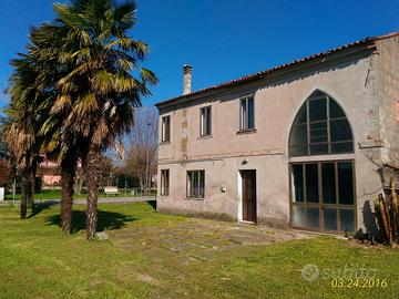 Casa indipendente con ampio giardino in centro